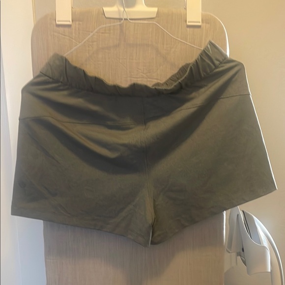 Lululemon Athletica Athletic Shorts with Elastic Waistband in gray and black - Picture 6 of 7